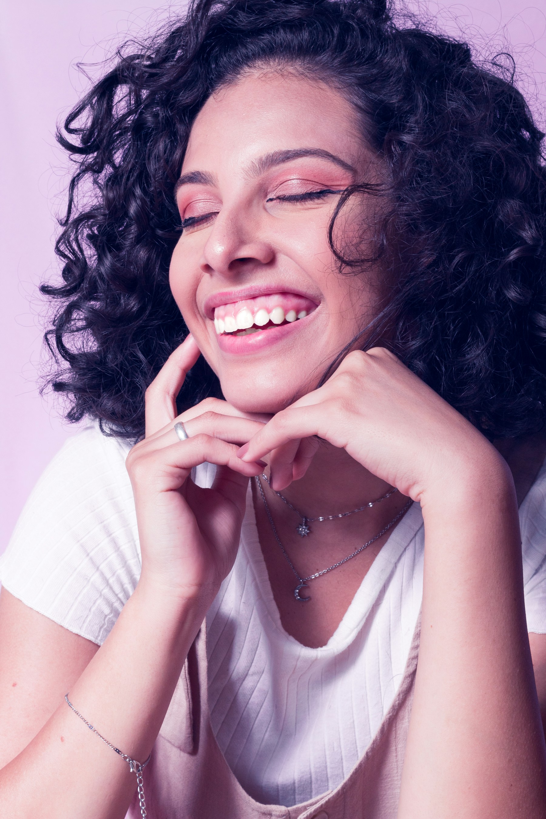 Mulher sorrindo com naturalidade